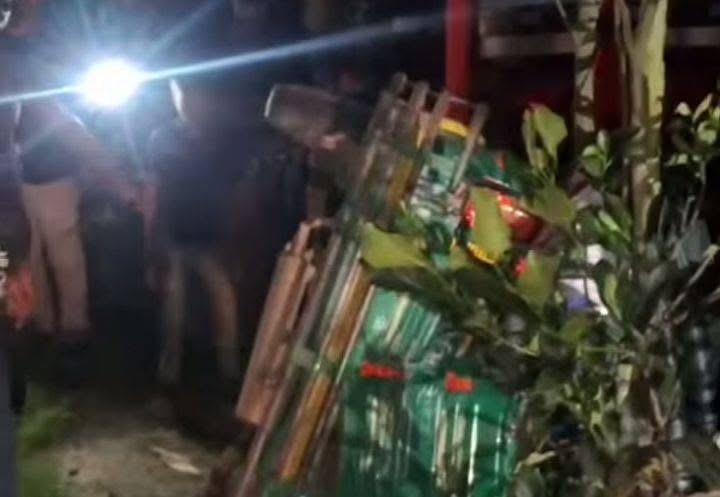 চাঁদপুর সদর উপজেলার বাবুরহাট-পেন্নাই সড়কের কালিভাংতি এলাকায় নির্মাণ সামগ্রী সড়কে ফেলে রাখার কারণে ভয়াবহ সড়ক দুর্ঘটনা ঘটে। এতে মোঃ বাপ্পি খান (২৭) নামে এক সিএনজি চালকের মৃত্যু হয়েছে। নিহত বাপ্পি চাঁদপুর সদর, ০৩ নংকল্যাণপুর ইউনিয়ন, ৫ নং ওয়ার্ড, কল্যাণদী গ্রামের কান্তার খান বাড়ি নিবাসী।