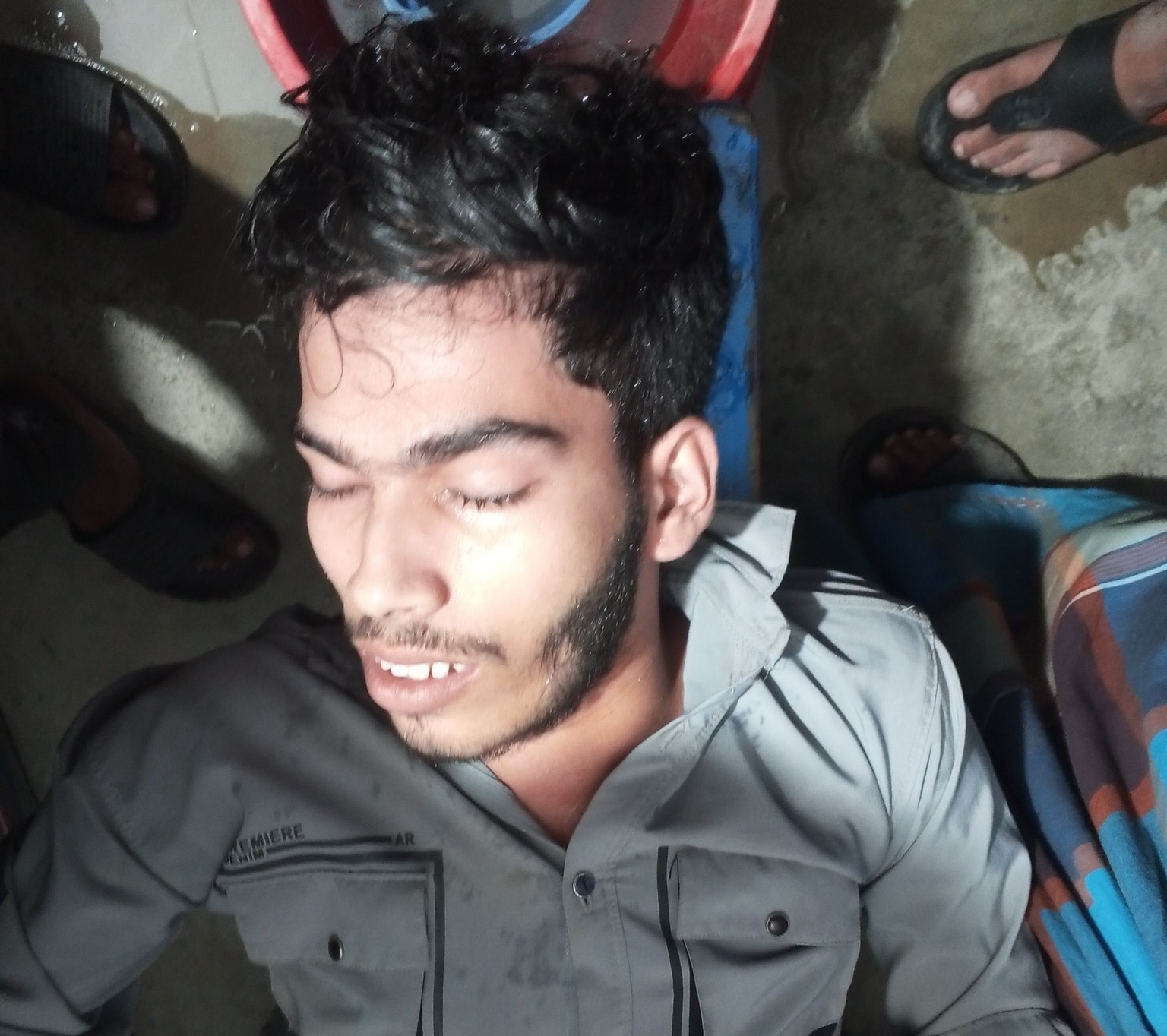 আজ চাঁদপুর সদর উপজেলার গোয়ালভাওর বাজার উত্তর মাথায় ভয়াবহ মোটরসাইকেল দুর্ঘটনা ঘটেছে। বৃহস্পতিবার (২১ আগস্ট ২০২৫) রাত আনুমানিক ১১টার দিকে ঘটে যাওয়া এ ঘটনায় এক যুবক গুরুতর আহত হন। প্রত্যক্ষদর্শীরা জানান, দুর্ঘটনার পরপরই স্থানীয়রা আহত যুবককে উদ্ধার করে চাঁদপুর সদর হাসপাতালে নিয়ে যায়। হাসপাতালে নেয়ার সময় পর্যন্ত তার জ্ঞান ফেরেনি।
