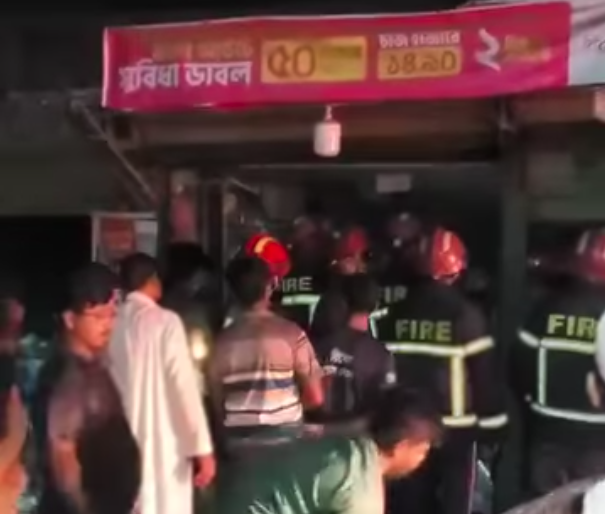কলেজ রোড, গৃদকালিন্দিয়া বাজার, ফরিদগঞ্জ- কসমেটিক্স দোকানে আগুন
