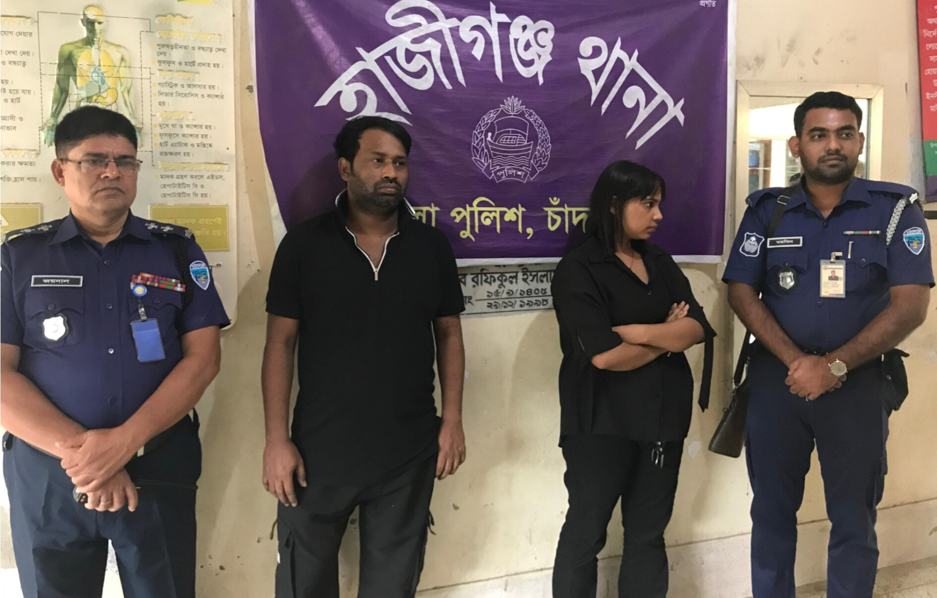 চাঁদপুরের হাজীগঞ্জে বুধবার (২৯ অক্টোবর ২০২৫) ভোরে পুলিশের এক বিশেষ চেকপোস্টে একটি প্রাইভেটকারে বিপুল পরিমাণ মাদকসহ এক ড্যান্সার তরুণী ও তার এক সহযোগী তরুণকে আটক করা হয়েছে। আটককৃতদের কাছ থেকে ৪৫ পিস ইয়াবা, এক বোতল ফেনসিডিল, এবং গাঁজা উদ্ধার করা হয়। আটককৃতরা হলেন- ঢাকার মিরপুর-১২ পল্লবী এলাকার বাসিন্দা এবং নিজেকে ড্যান্সার দাবি করা যুথি আক্তার (২২) ও চাঁদপুরের হাজীগঞ্জ উপজেলার গন্ধব্যপুর দক্ষিণ ইউনিয়নের জয়শরা গ্রামের বাসিন্দা রবিউল করিম (৩৩)। পুলিশ তাদের বহনকারী প্রাইভেটকারটিও (ঢাকা মেট্রো-জ ২৯-২০৯৫) জব্দ করেছে।